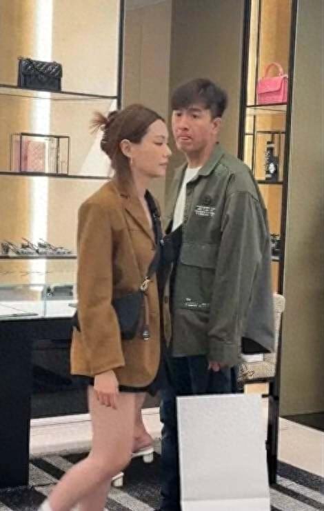 TVB视帝新婚在即被网友偶遇未婚妻对其黑脸疑非凡体育为婚纱照安排(图8)