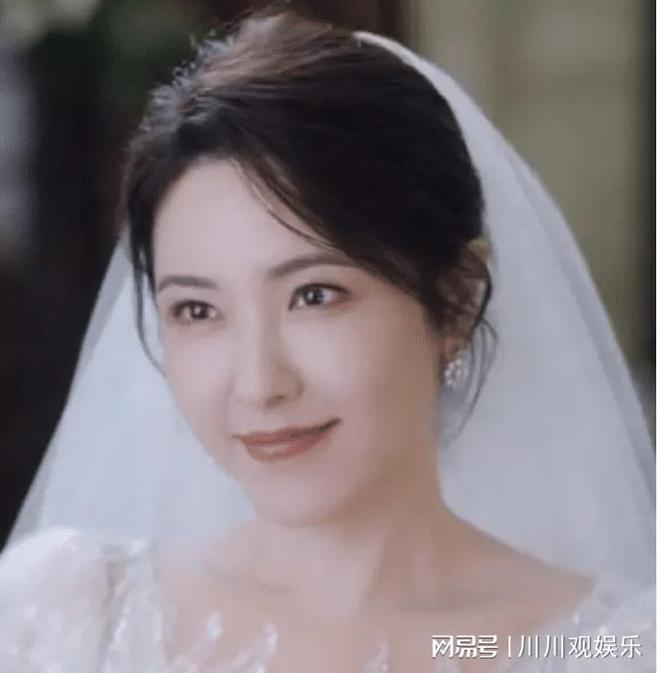 47岁曾黎晒婚纱照举行婚礼! 全程甜蜜堪称最美新娘 男主角太幸运(图1)