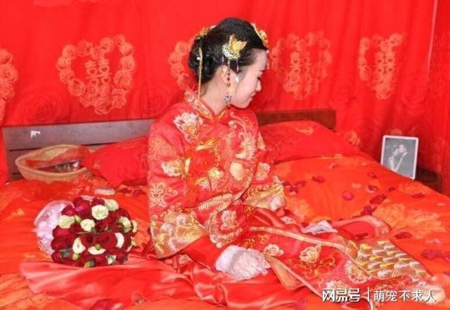 女儿改嫁三年不回家母亲起疑去寻开门一瞧婚纱照瘫坐地上(图1)