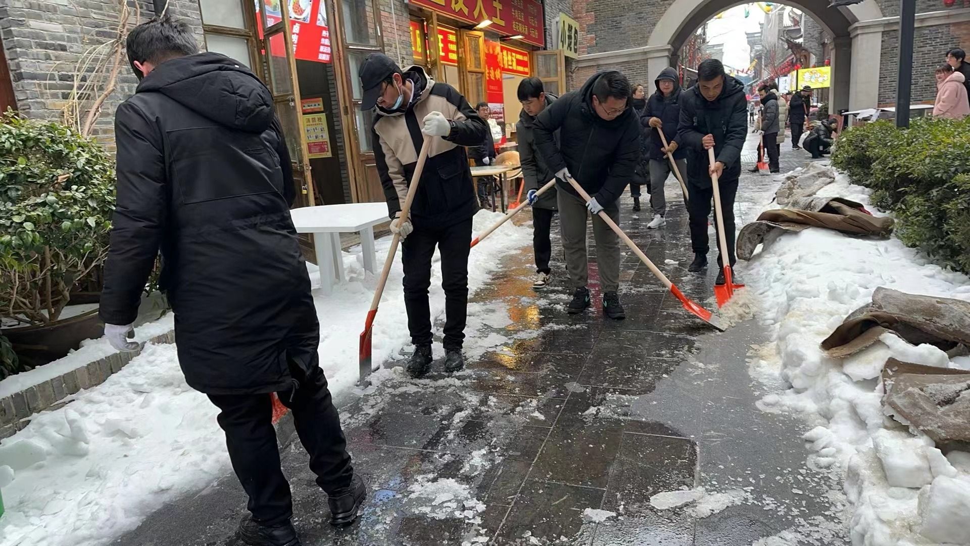 非凡体育武汉各公园主要园路均已畅通已有市民入园拍冰雪婚纱照(图2)