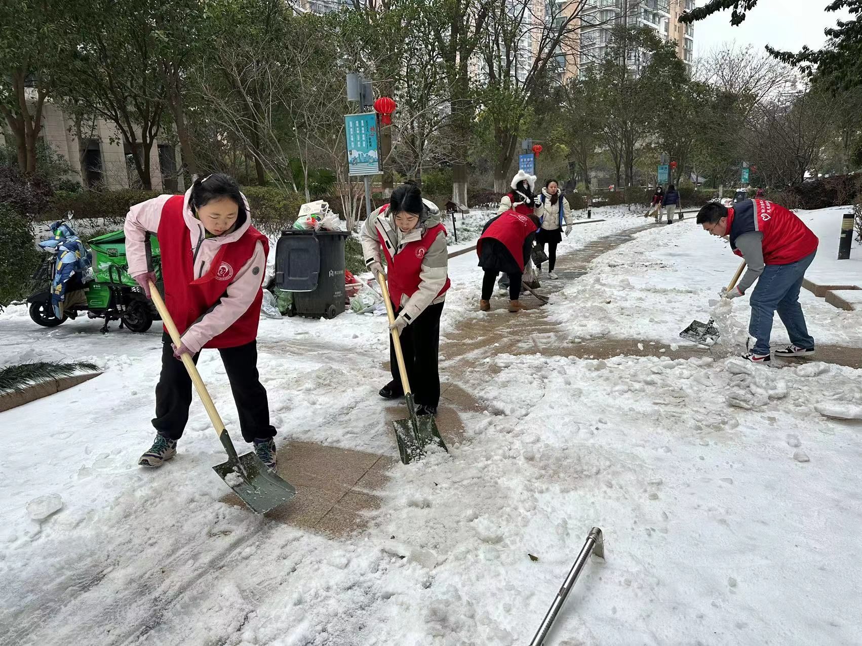 非凡体育武汉各公园主要园路均已畅通已有市民入园拍冰雪婚纱照(图6)