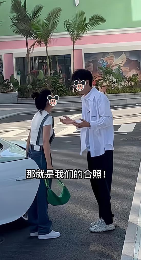 女子要求把婚纱照挂在公司的墙壁上男友无奈：你父亲会开除我的(图1)